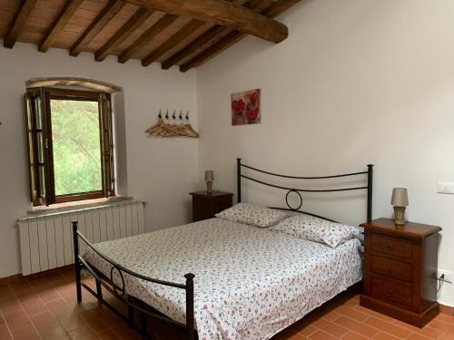 Schlafzimmer mit einem Bett und einem Fenster in der Unterkunft Holiday home Garetto in Chianni