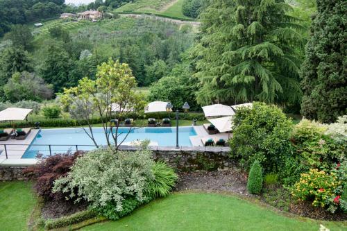 an overhead view of a swimming pool in a garden at Hotel Villa Cipriani in Asolo