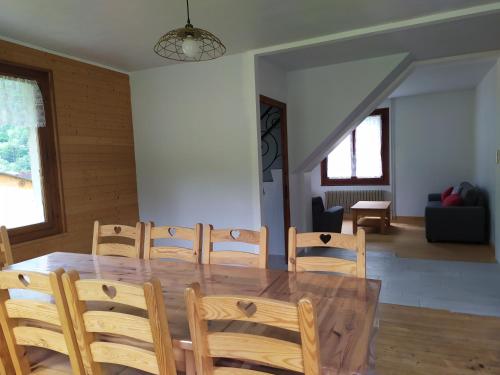 una sala da pranzo con tavolo e sedie in legno di Le clair logis a Sixt