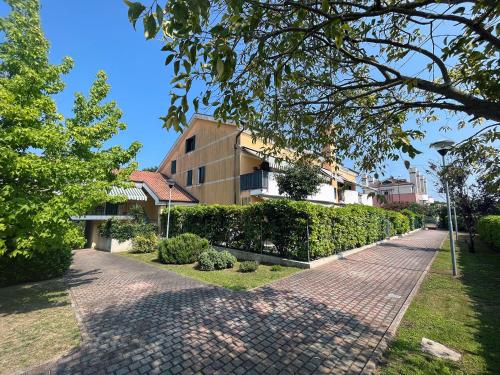 a brick road in front of a building at Nido Appartamento in Cavallino-Treporti