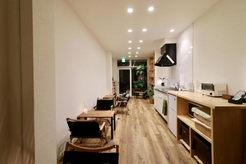 eine Küche und ein Esszimmer mit Tischen und Stühlen in der Unterkunft WAKURIAN,iwatacho - Vacation STAY 98982v in Okayama