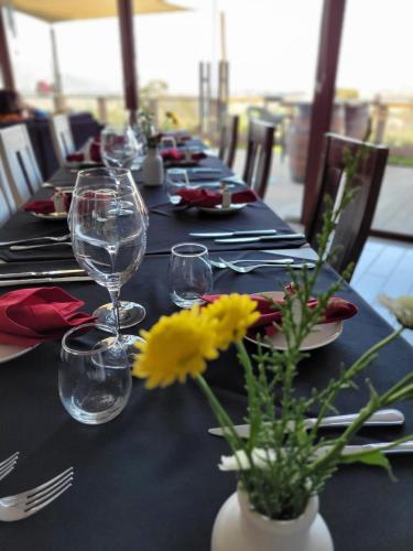 - une grande table avec des verres à vin et des fleurs dans l'établissement Colchagua D'vino, à Santa Cruz