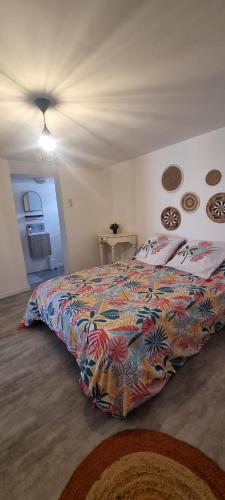 - une chambre avec un lit et une couette colorée dans l'établissement Studio en camargue, à Arles