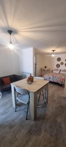 - un salon avec une table et un lit dans l'établissement Studio en camargue, à Arles