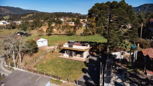 Ett flygfoto av Super TinyHouse ao Lado da Igreja Matriz