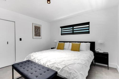 Ένα ή περισσότερα κρεβάτια σε δωμάτιο στο Heated Pool Modern 5 Bedrooms House 10 minutes to the Ocean