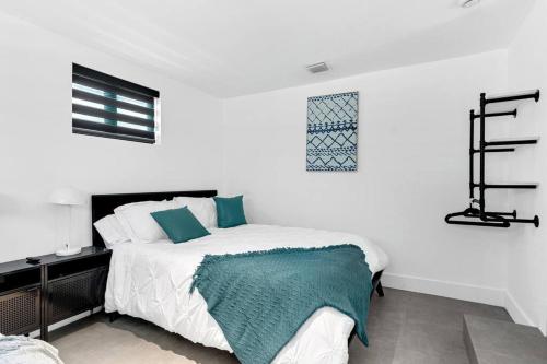 Ένα ή περισσότερα κρεβάτια σε δωμάτιο στο Heated Pool Modern 5 Bedrooms House 10 minutes to the Ocean