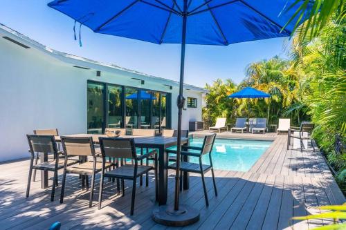 Πισίνα στο ή κοντά στο Heated Pool Modern 5 Bedrooms House 10 minutes to the Ocean