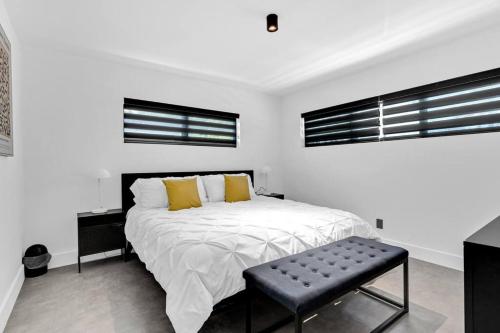 Ένα ή περισσότερα κρεβάτια σε δωμάτιο στο Heated Pool Modern 5 Bedrooms House 10 minutes to the Ocean
