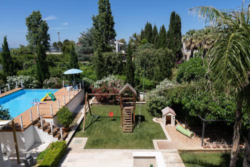 een luchtzicht op een achtertuin met een zwembad en een speeltuin bij Casa Torre di Specchio con Piscina in Bari