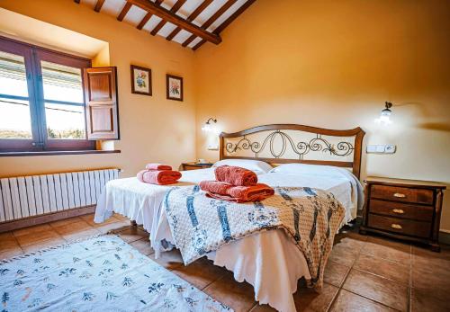 1 dormitorio con 1 cama con toallas en Mas dels Avis Tipica Masia Catalana, en Vall-Llobrega