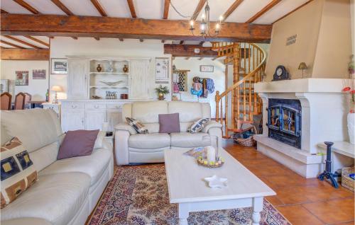 un salon avec un canapé et une cheminée dans l'établissement 4 Bedroom Lovely Home In Douzillac, à Douzillac