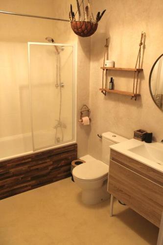 une salle de bain avec toilettes, douche et lavabo dans l'établissement Villa ALOHA-65m2 garden/Swimmingpool - 500m Beach, à Moriani-Plage