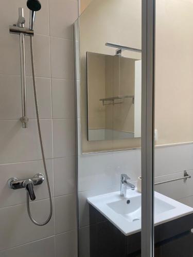 bagno con lavandino e doccia con specchio di Dúplex en Vigo, zona de Bouzas, Cerca de las playas a Vigo