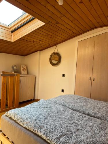 1 dormitorio con 1 cama grande y ventana en Apartment in Ljubljana en Liubliana