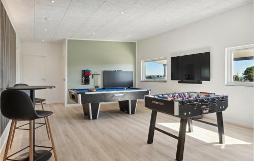 Μια τηλεόραση ή/και κέντρο ψυχαγωγίας στο Luxurious Home In Børkop With Sauna