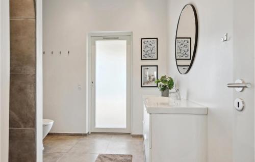 Ένα μπάνιο στο Luxurious Home In Børkop With Sauna