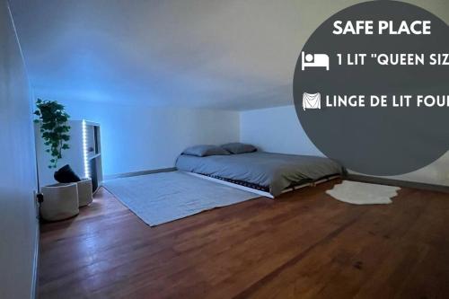 um quarto com uma cama e piso em madeira em SaafePlace-4pers-Wifi-KeyBox-24sur7 em Étampes