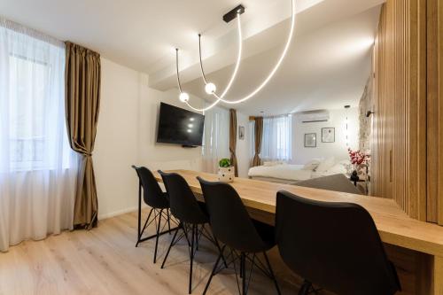 una sala da pranzo con un lungo tavolo e sedie nere di Harmony - Luxury room a Spalato (Split)