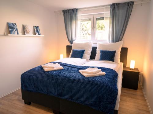 1 dormitorio con 1 cama con 2 toallas en TRUTH - Kingsize Bett - Smart TV - Modern - Top Anbindung en Dortmund