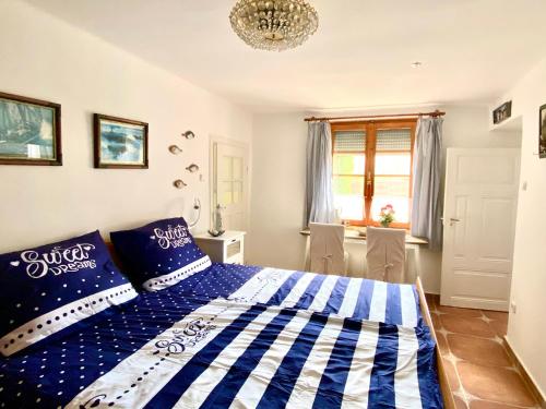 Letto o letti in una camera di Lavender Cottage
