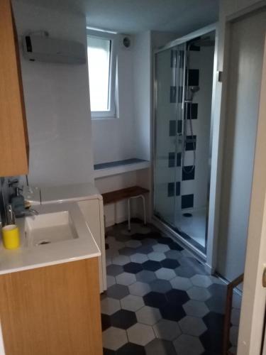 une salle de bain avec un lavabo et une douche dans l'établissement La Maison Bleue, à Banyuls-sur-Mer