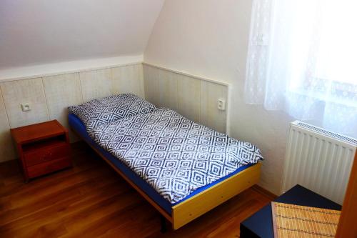 - une petite chambre avec un lit et une fenêtre dans l'établissement APARTMÁNY SLAVIE/SEGA TROJANOVICE, à Trojanovice