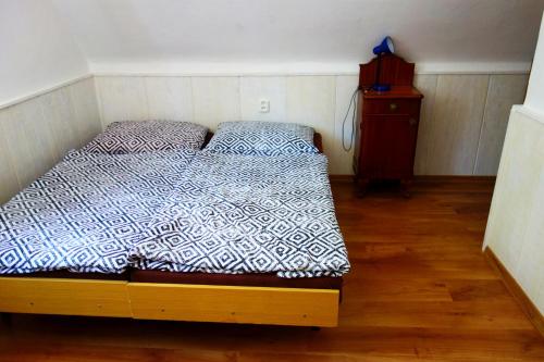 una piccola camera con letto e cassettiera di APARTMÁNY SLAVIE/SEGA TROJANOVICE a Trojanovice