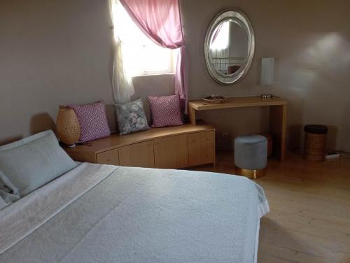 Postel nebo postele na pokoji v ubytování Anemomilos Villa