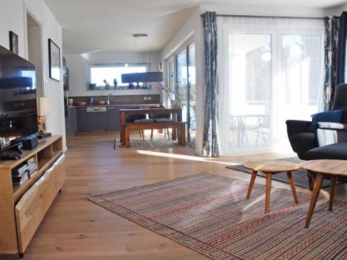 sala de estar con sofá y mesa en Haus "Jasmund" F 646 WG 02 mit Kamin, Sauna, Whirlwanne, Terrasse, en Ostseebad Sellin