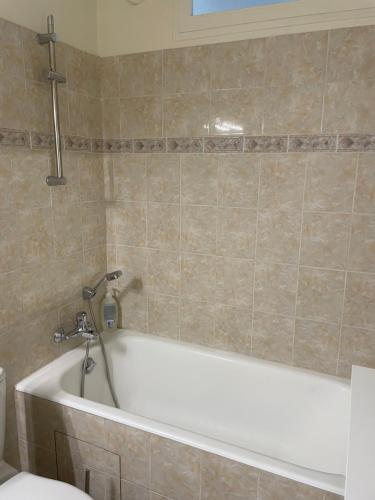 une salle de bain avec baignoire et toilettes dans l'établissement Studio hypercentre 27m2 avec balcon et parking, à Aix-les-Bains