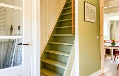 una escalera en una casa con paredes verdes en Lovely Home In Den Oever With Kitchen, en Den Oever