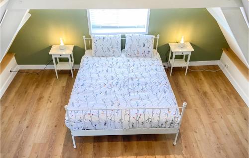 - une chambre avec un lit et 2 tables avec des bougies dans l'établissement Lovely Home In Den Oever With Kitchen, à Den Oever