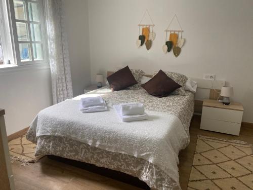 una camera da letto con un letto e due asciugamani di Dúplex en Vigo, zona de Bouzas, Cerca de las playas a Vigo