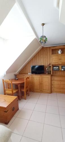 a kitchen with a table and a dining room at Apartamentos Edificio Aguilas in Aínsa