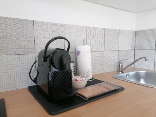 a kitchen counter with a tea maker on a tray next to a sink at casa rosa abruzzo in Musellaro