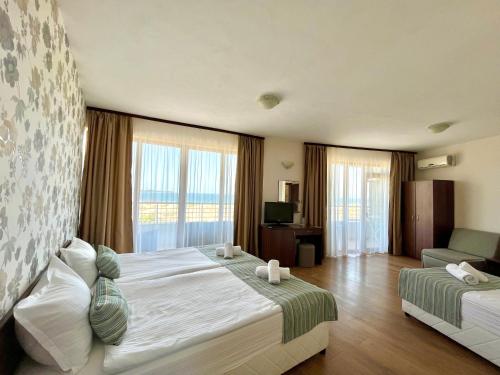 pokój hotelowy z 2 łóżkami i dużym oknem w obiekcie Sea View w Primorsku