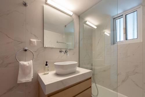 Kúpeľňa v ubytovaní Sunny Escape:Stylish and Roomy Apt in Beach Haven!
