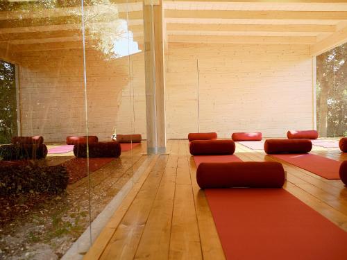 マルティナ・フランカにあるCasa Solelunaの赤いクッションチェアと大きな窓が備わる客室です。