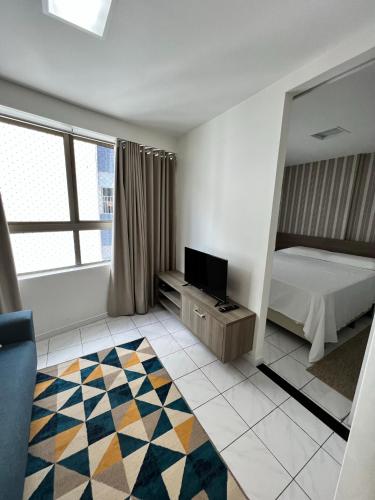 um quarto com uma cama e uma televisão em Bilbao Residence no Recife