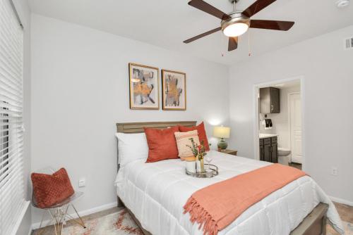 Schlafzimmer mit einem Bett und einem Deckenventilator in der Unterkunft The Sunshine Oasis near Rice Village in Houston! in Houston