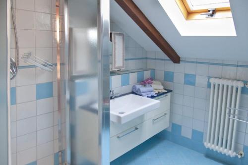 un bagno con lavandino e doccia di I nonni del cuore a Torino