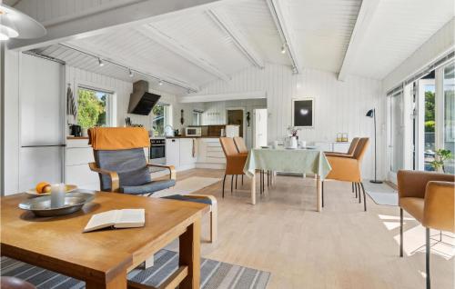 uma cozinha e sala de estar com mesa e cadeiras em Awesome Home In Gilleleje With Wifi em Gilleleje