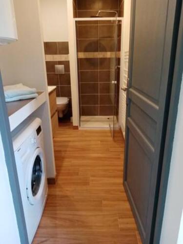 La salle de bains est pourvue d'un lave-linge et d'un sèche-linge. dans l'établissement La Truffière, à Foissac