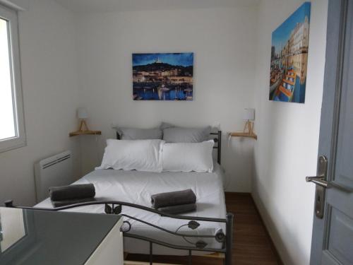 une chambre avec un lit dans une pièce dans l'établissement La Truffière, à Foissac