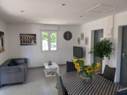 un salon avec une table et un canapé dans l'établissement La Truffière, à Foissac