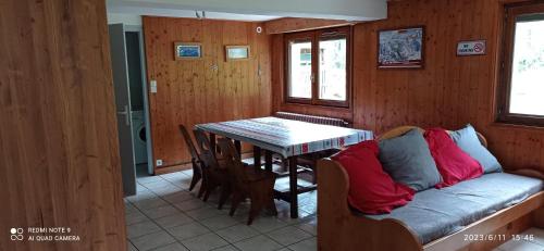een woonkamer met een bank en een tafel bij Le Randonneur in Flumet