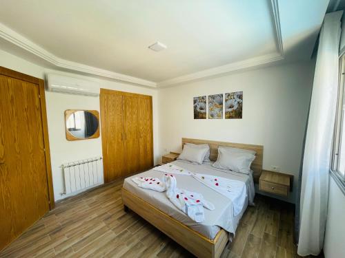 1 dormitorio con 1 cama en una habitación en Luxus-Apartment mit Poolblick, en Kelibia