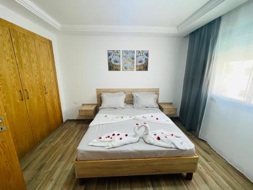 1 dormitorio con 2 camas y toallas. en Luxus-Apartment mit Poolblick, en Kelibia