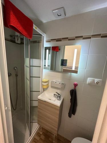 a bathroom with a sink and a shower at CASA SUR APARCAMIENTO GRATIS in Córdoba